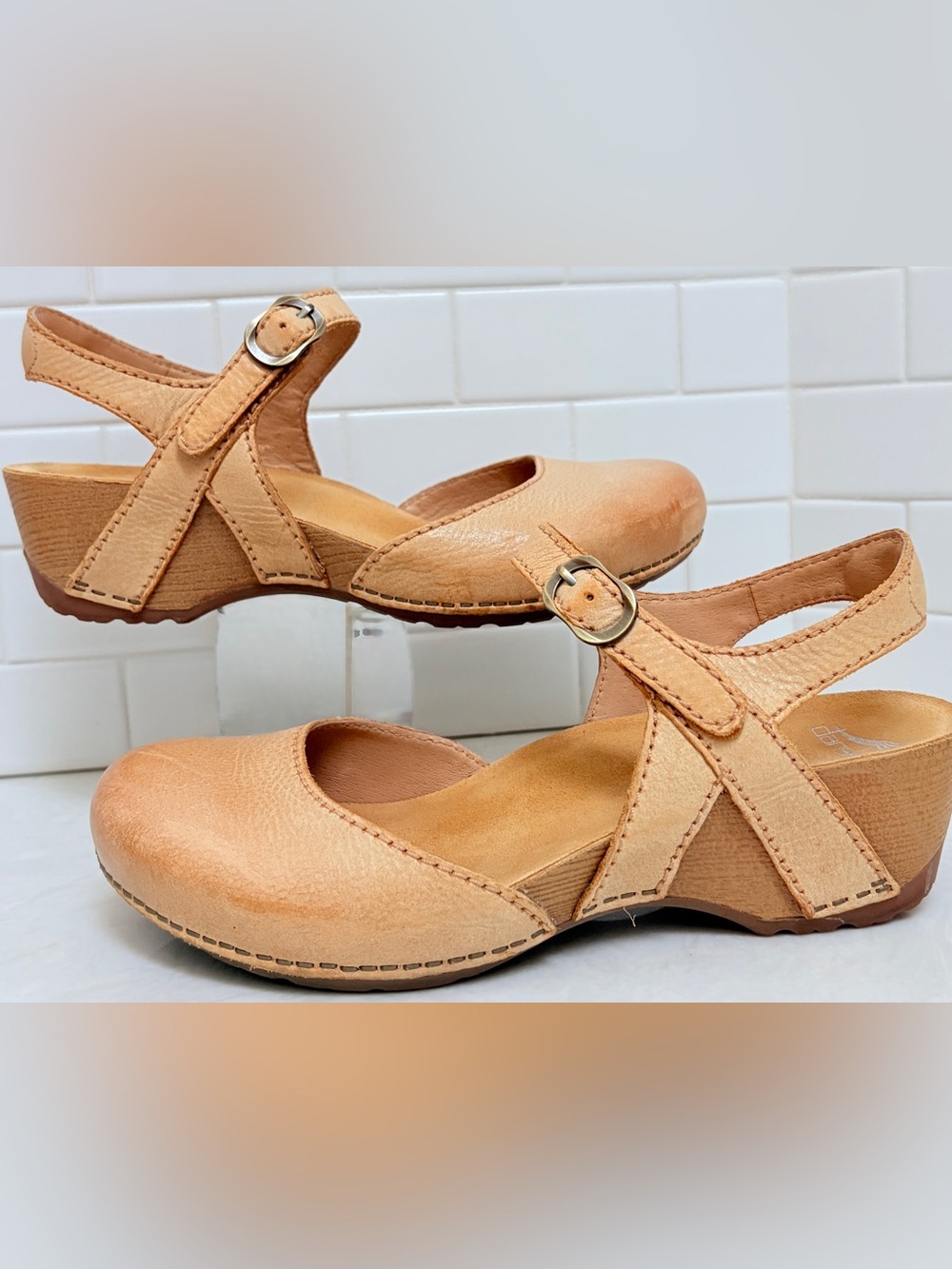 Dansko Tiffani Tan Leather Closed Toe Wedge Sandal Slingback Mary Jane Clog EUC